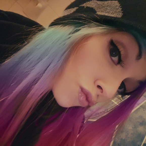 Meet your Posher, Rayne - Picture 1 of 8